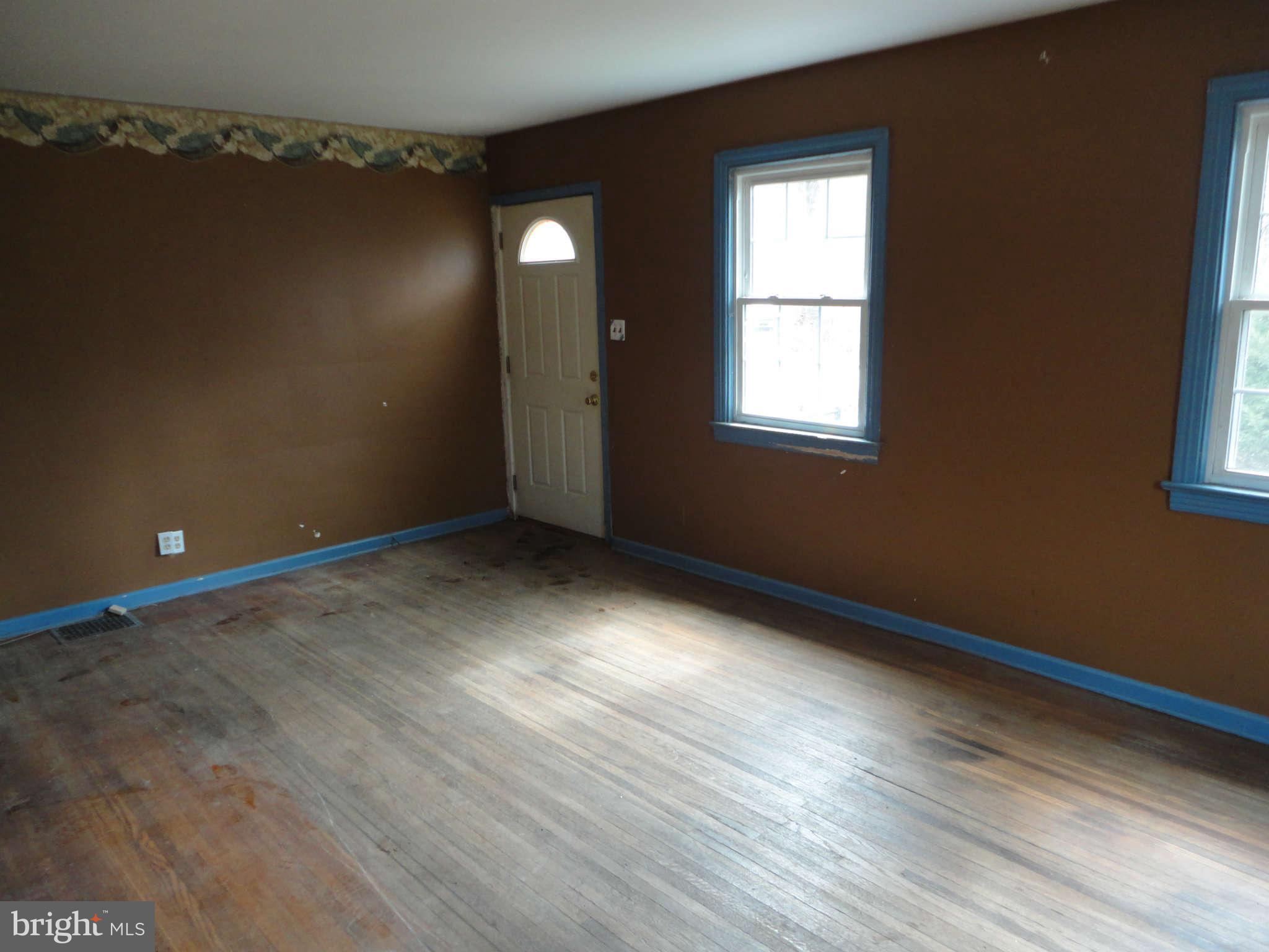 2437 Ridge Road Baltimore, MD 21244 - Photo 2 of 18 Living Room