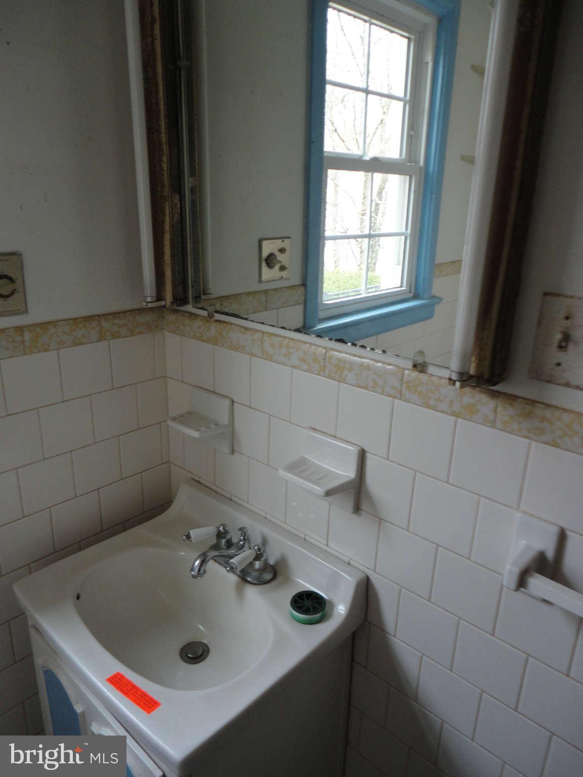 2437 Ridge Road Baltimore, MD 21244 - Photo 4 of 18 Bath