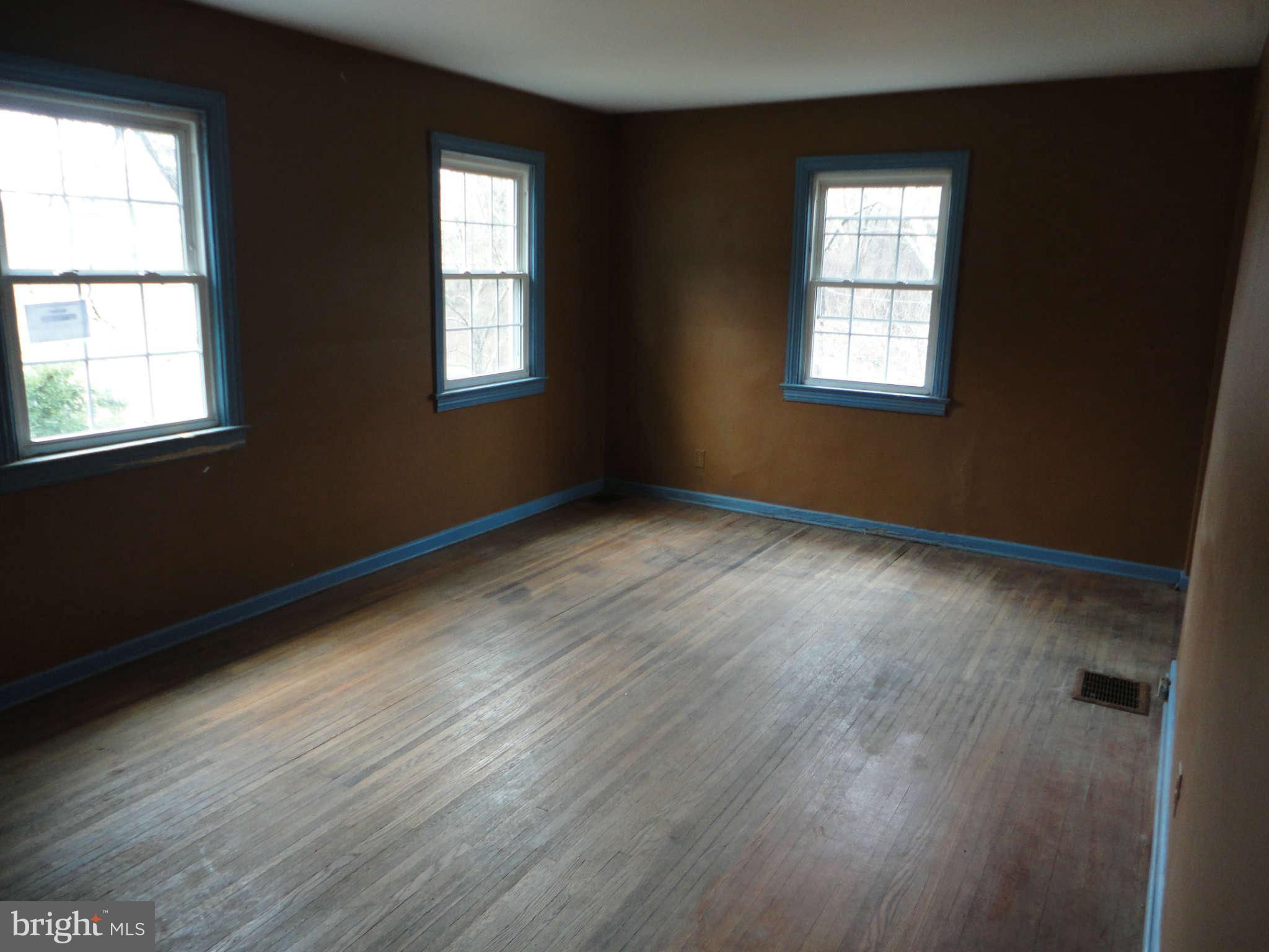 2437 Ridge Road Baltimore, MD 21244 - Photo 7 of 18 Living Room