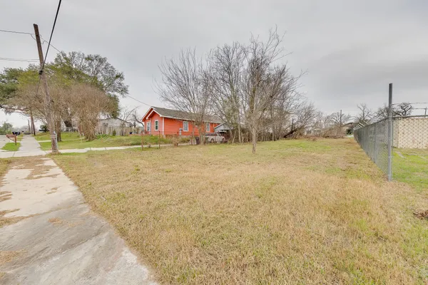 a view of a yard with a house