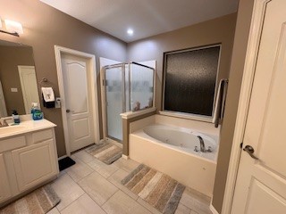 3110 Katner Lane Spring, TX 77386 - Photo 3 of 24 a bathroom with a bathtub and a sink