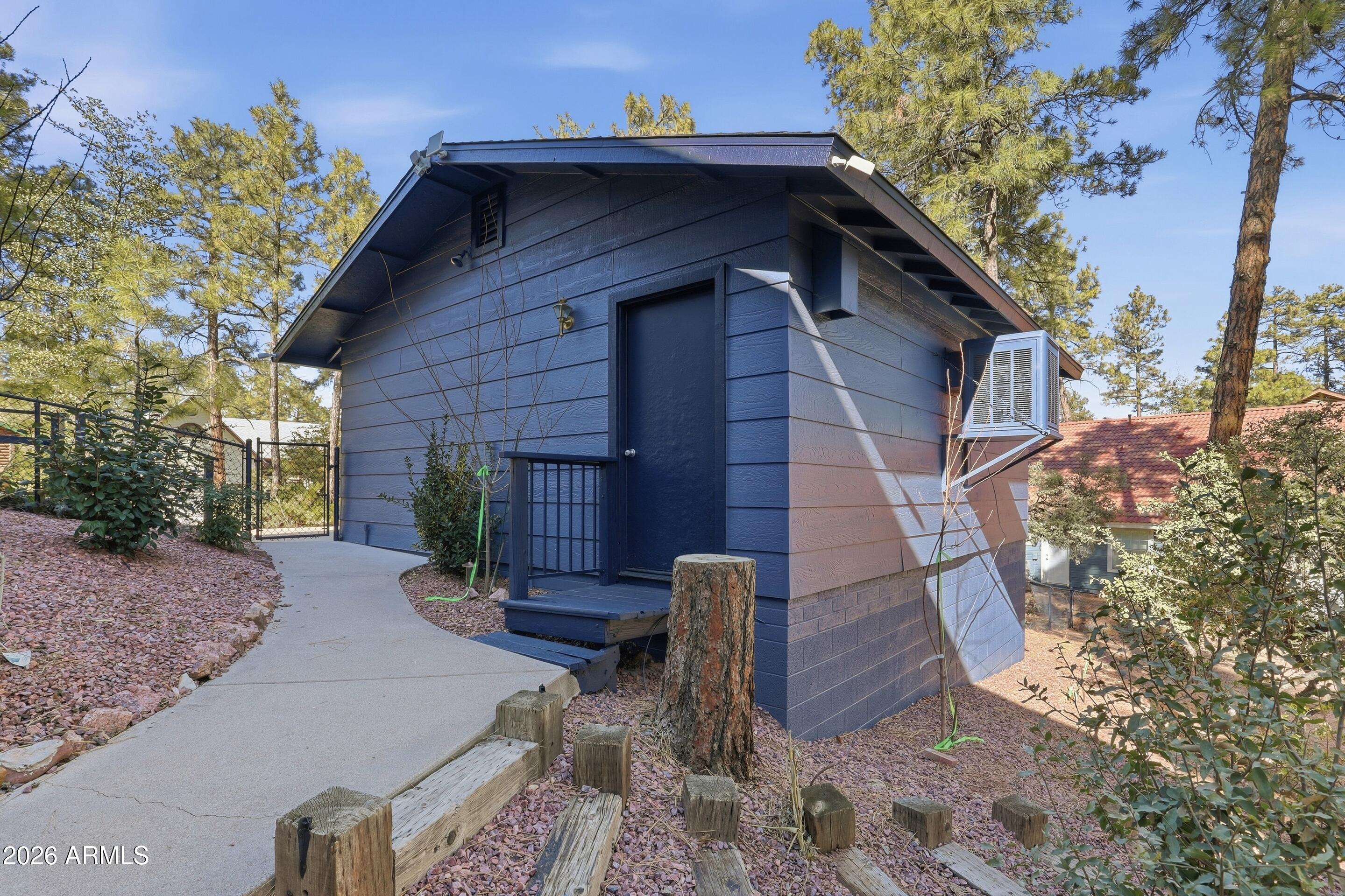 201 North McLane Road Payson, AZ 85541 - Photo 34 of 42 a front view of a house with garden