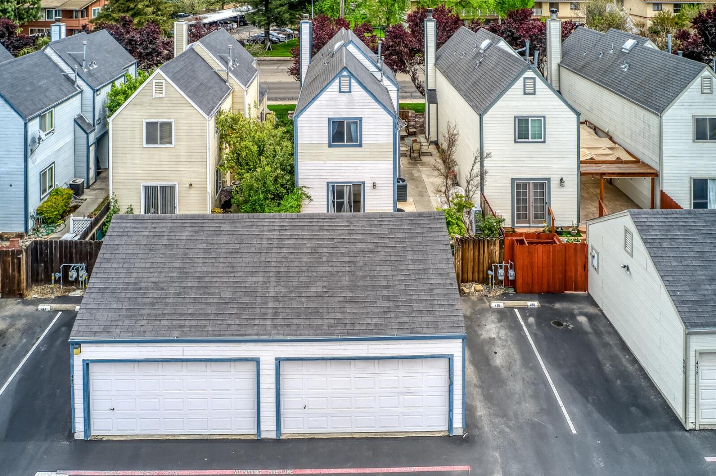 440 Golf Circle Manteca, CA 95337 - Photo 27 of 31 a front view of house with yard