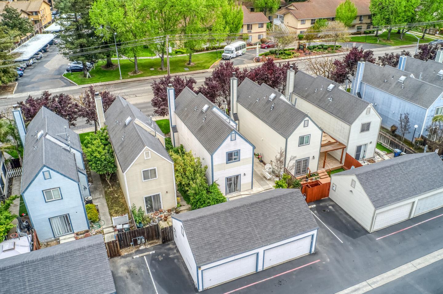440 Golf Circle Manteca, CA 95337 - Photo 28 of 31 an aerial view of residential houses with outdoor space and parking