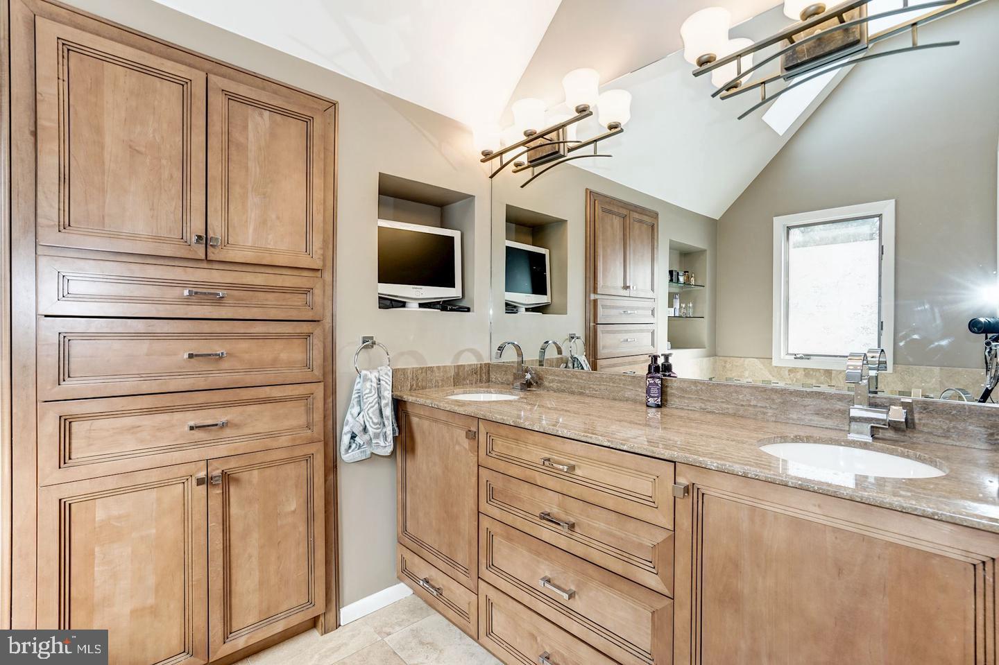 7337 Hooking Road McLean, VA 22101 - Photo 16 of 20 Primary Bath