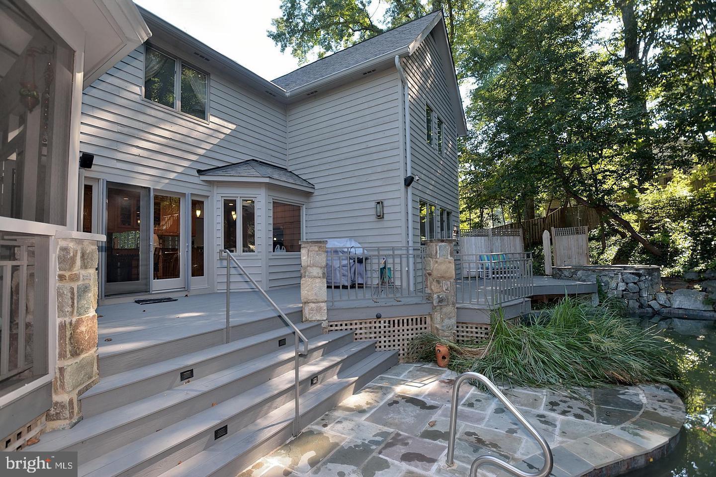 7337 Hooking Road McLean, VA 22101 - Photo 4 of 20 Fabulous Outdoor Space