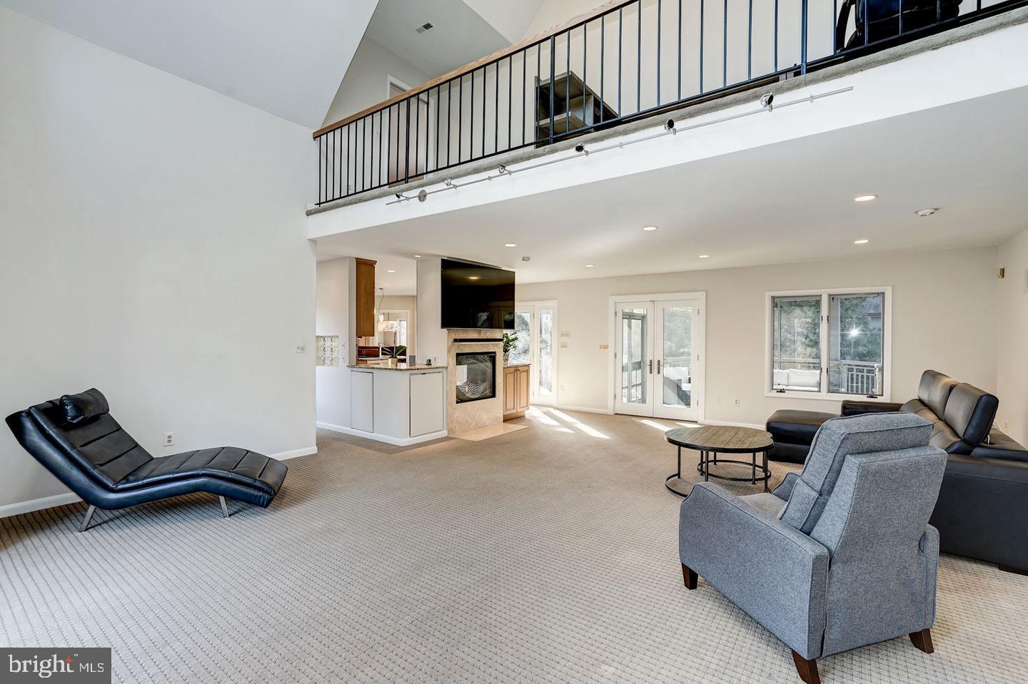 7337 Hooking Road McLean, VA 22101 - Photo 5 of 20 Loft Overloos family Area