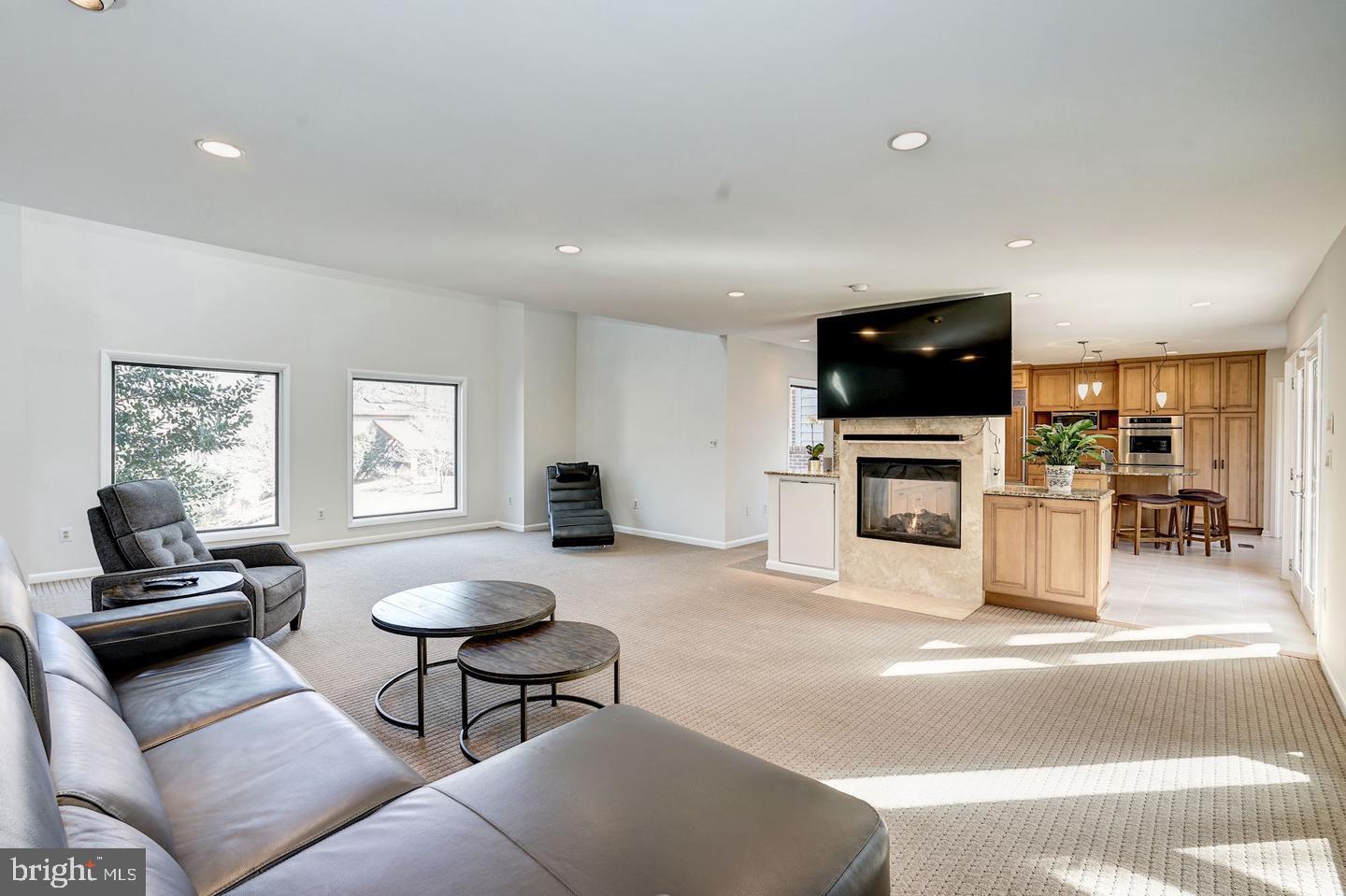 7337 Hooking Road McLean, VA 22101 - Photo 7 of 20 Light and Open