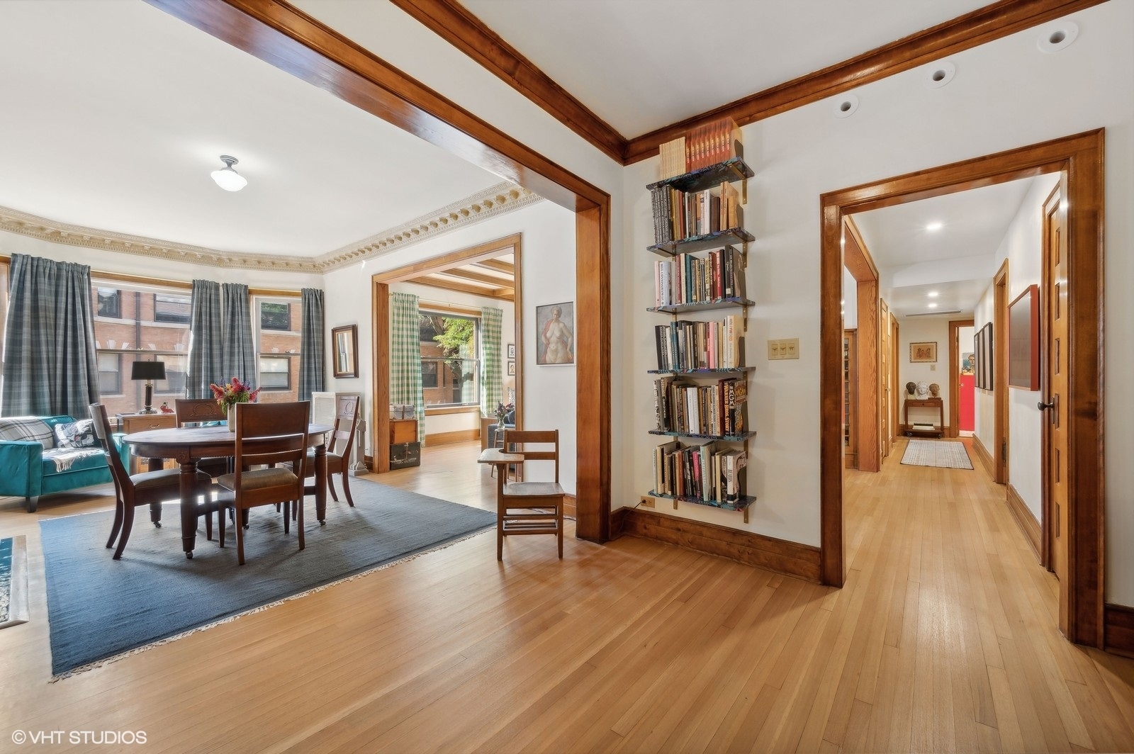 662 West Irving Park Road, Unit J3 Chicago, IL 60613 - Photo 3 of 18 Gallery Image 3