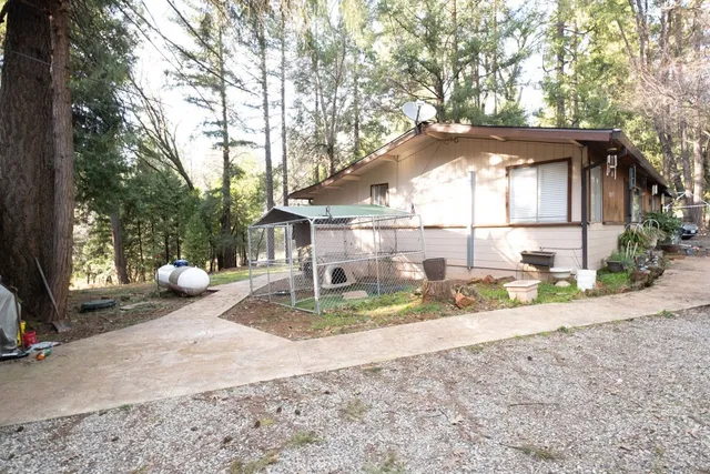 a view of a house with backyard