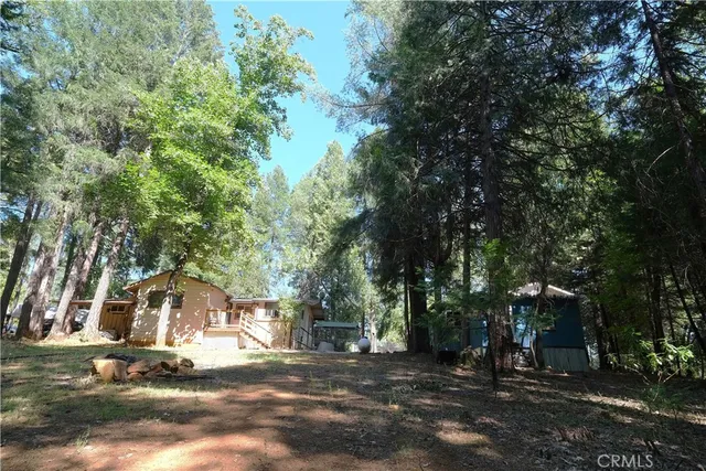 a view of a yard with a house