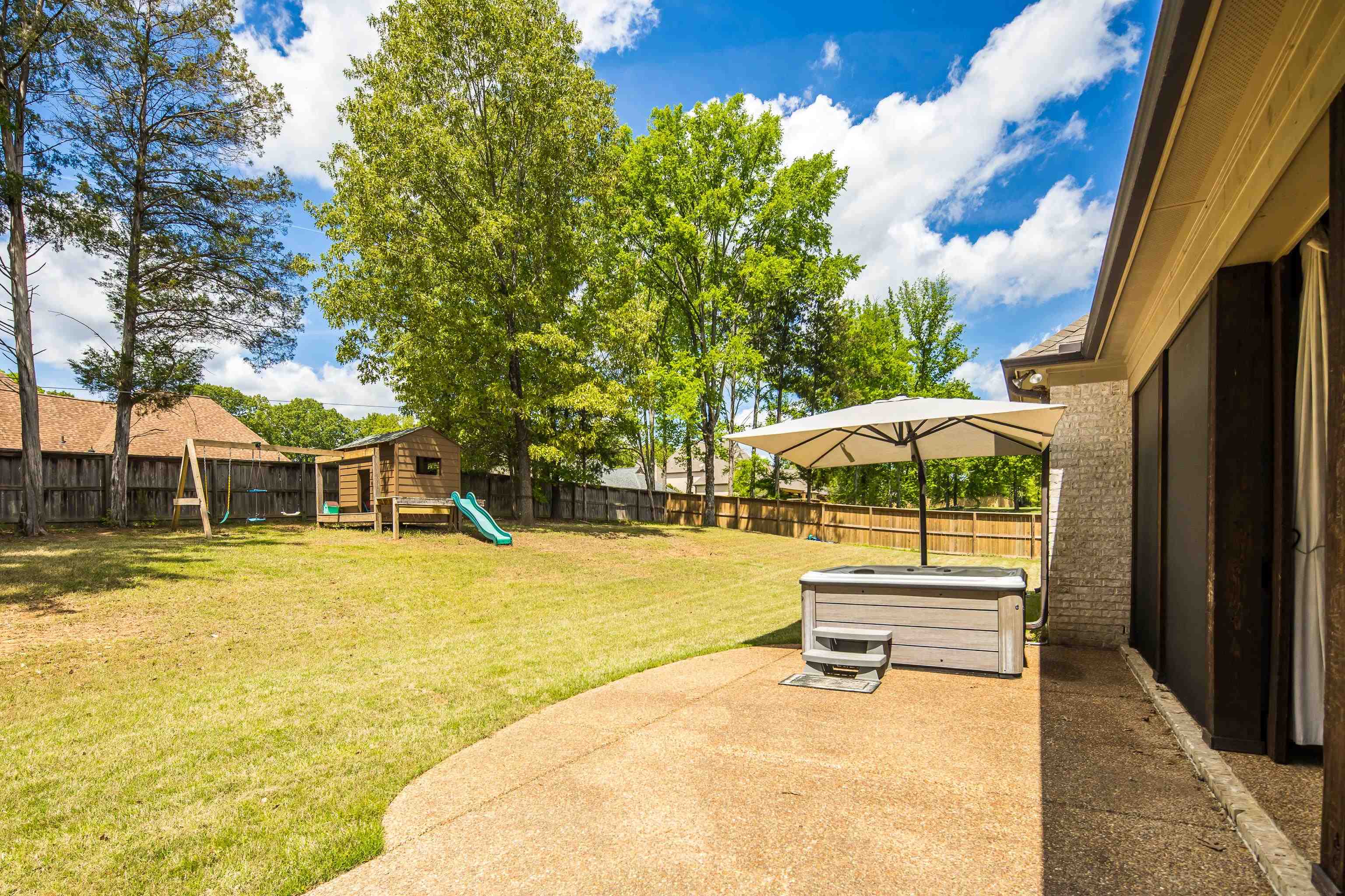 250 Ridgewood Drive Piperton, TN 38017 - Photo 31 of 36 a backyard of a house with table and chairs
