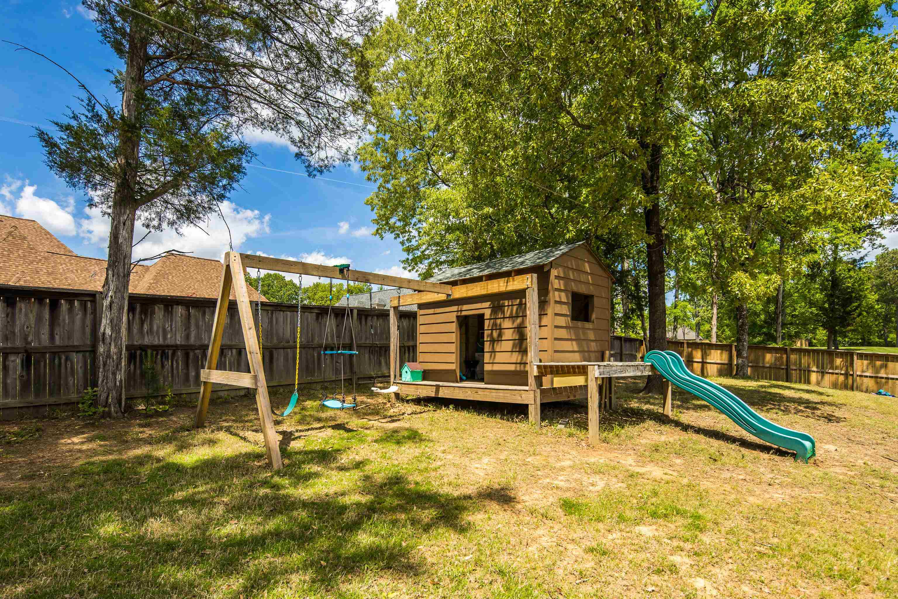 250 Ridgewood Drive Piperton, TN 38017 - Photo 32 of 36 a backyard of a house with table and chairs