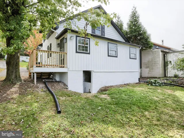 a view of a backyard of the house
