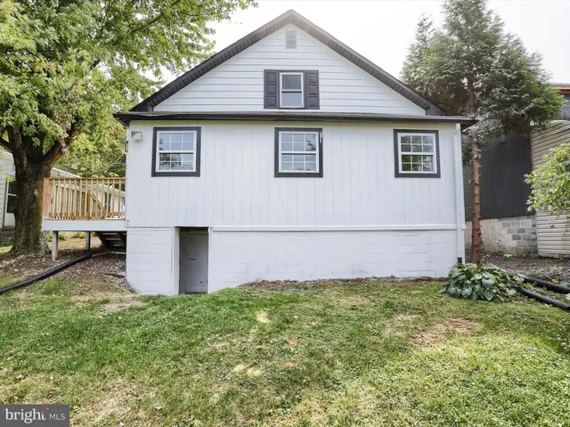 a view of a house with yard and a tree