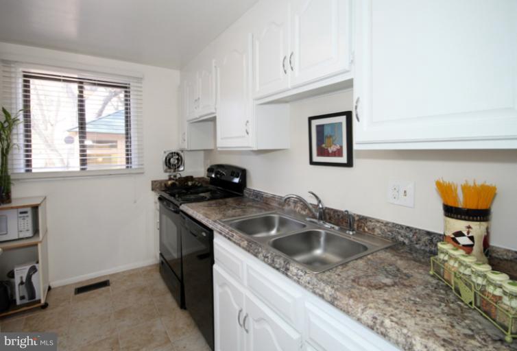 9146 Burke Road Burke, VA 22015 - Photo 1 of 21 Kitchen