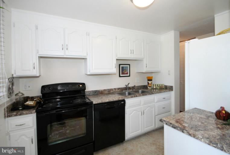 9146 Burke Road Burke, VA 22015 - Photo 14 of 21 Kitchen