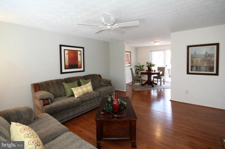 9146 Burke Road Burke, VA 22015 - Photo 6 of 21 Living Room