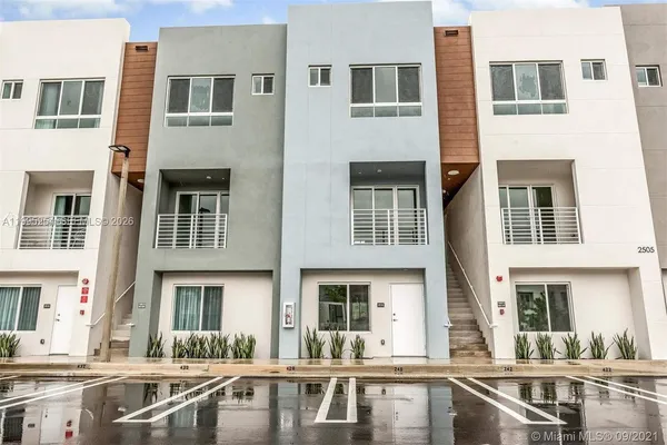 $2,850 | 2555 Northeast 193rd Street, Unit 2206, Miami, FL 33180