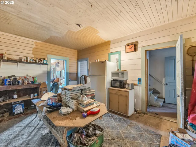 a view of entryway with a front door