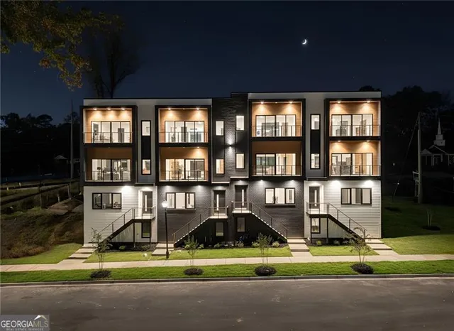 a view of houses with yard in front of it