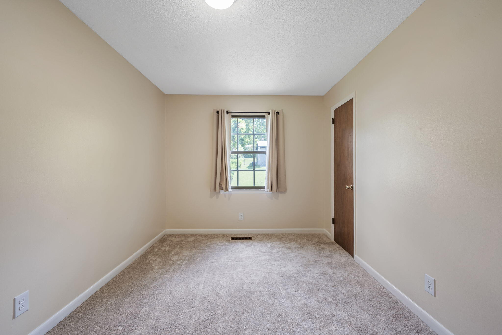 8326 Middle Road Ooltewah, TN 37363 - Photo 11 of 29 8-web-or-mls-DSC_8588-80