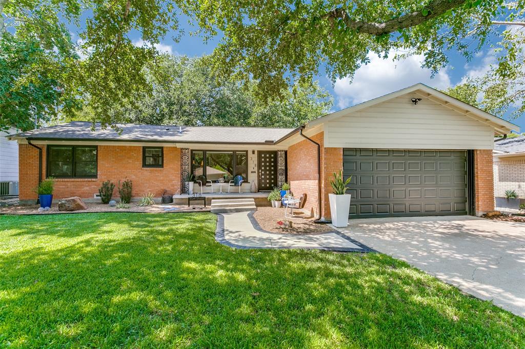 318 Ruth Street Grapevine, TX 76051 - Photo 2 of 30