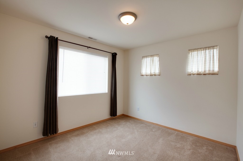 571 Vashon Place Northeast Renton, WA 98059 - Photo 8 of 11 Gallery Image 8