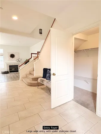 a view of entryway and kitchen