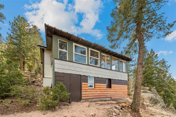 a view of a house with a yard
