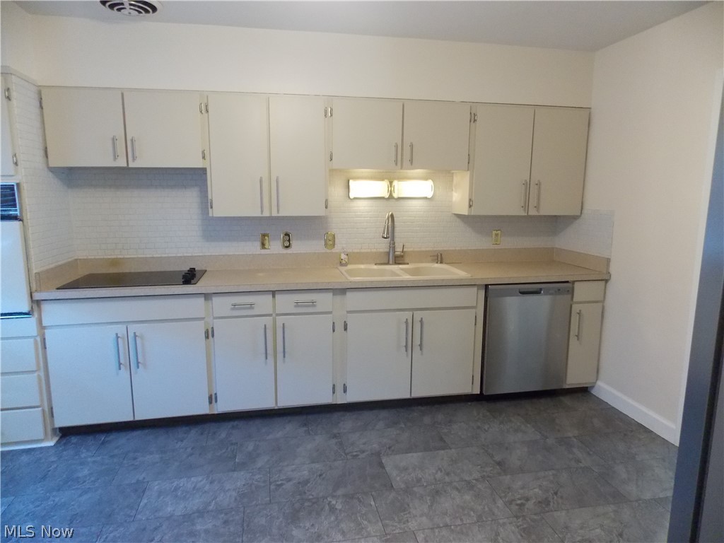 Kitchen appliances stay.