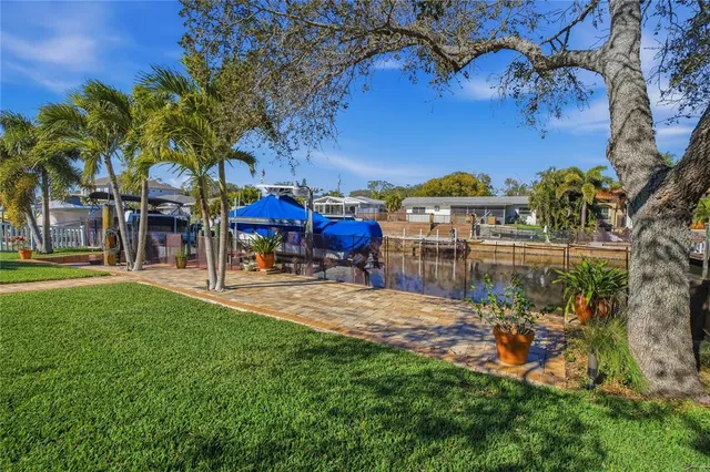 a view of a house with backyard and garden