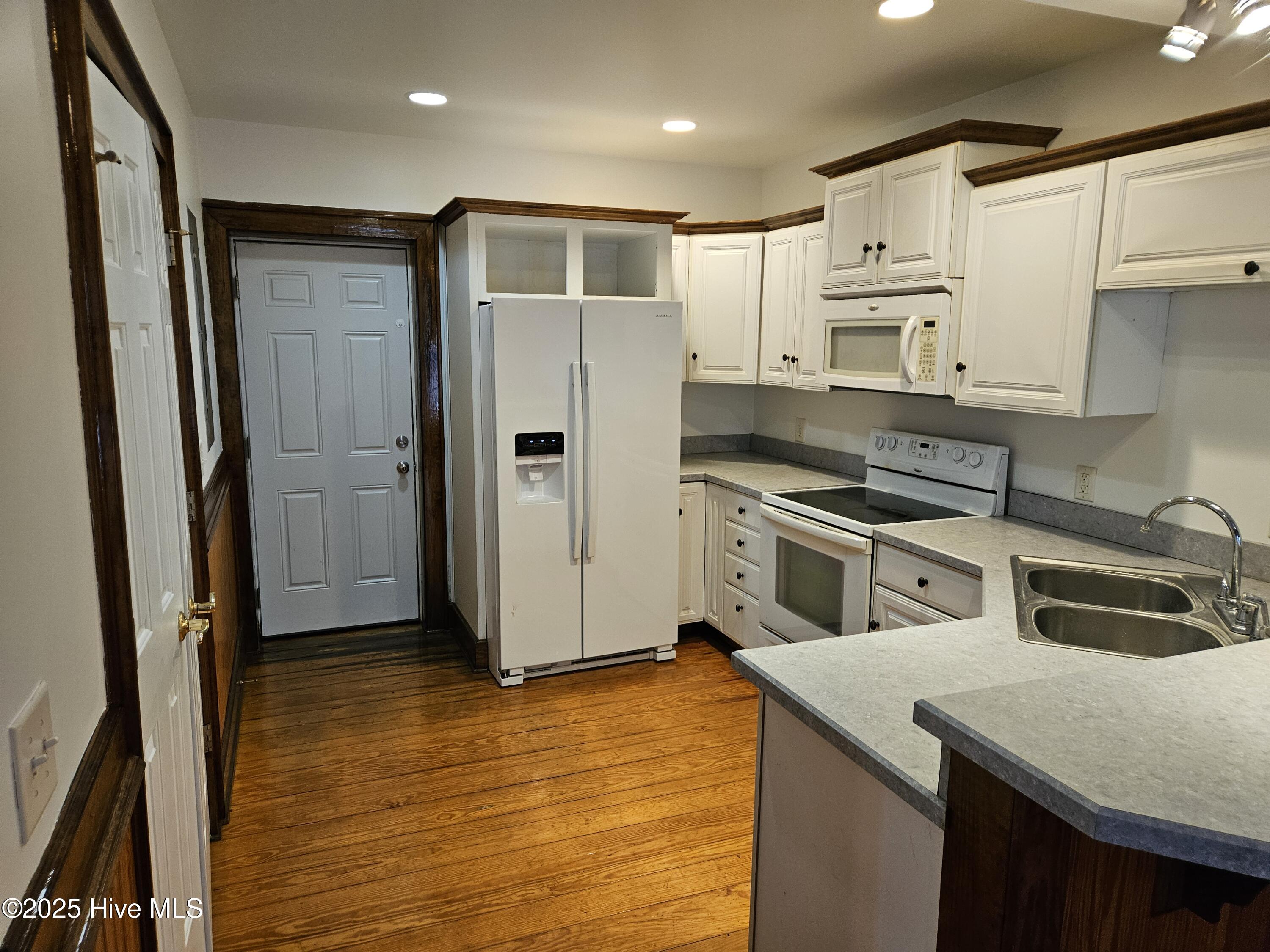 312 Marsh Street, Unit F Beaufort, NC 28516 - Photo 3 of 7 20251120_100505