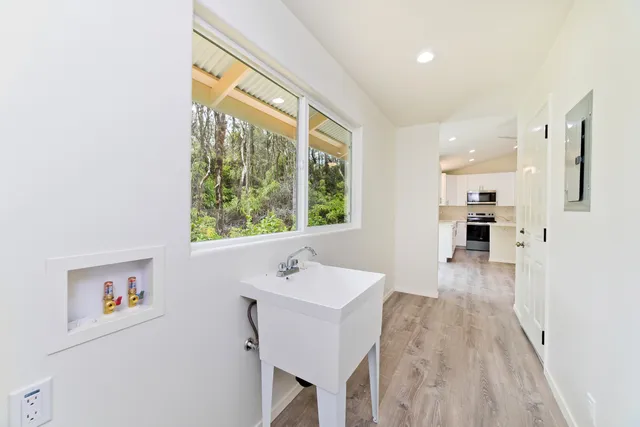 a view of a backyard