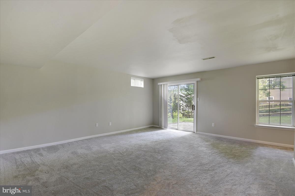 12902 Summit Ridge Terrace Germantown, MD 20874 - Photo 27 of 30 an empty room with windows