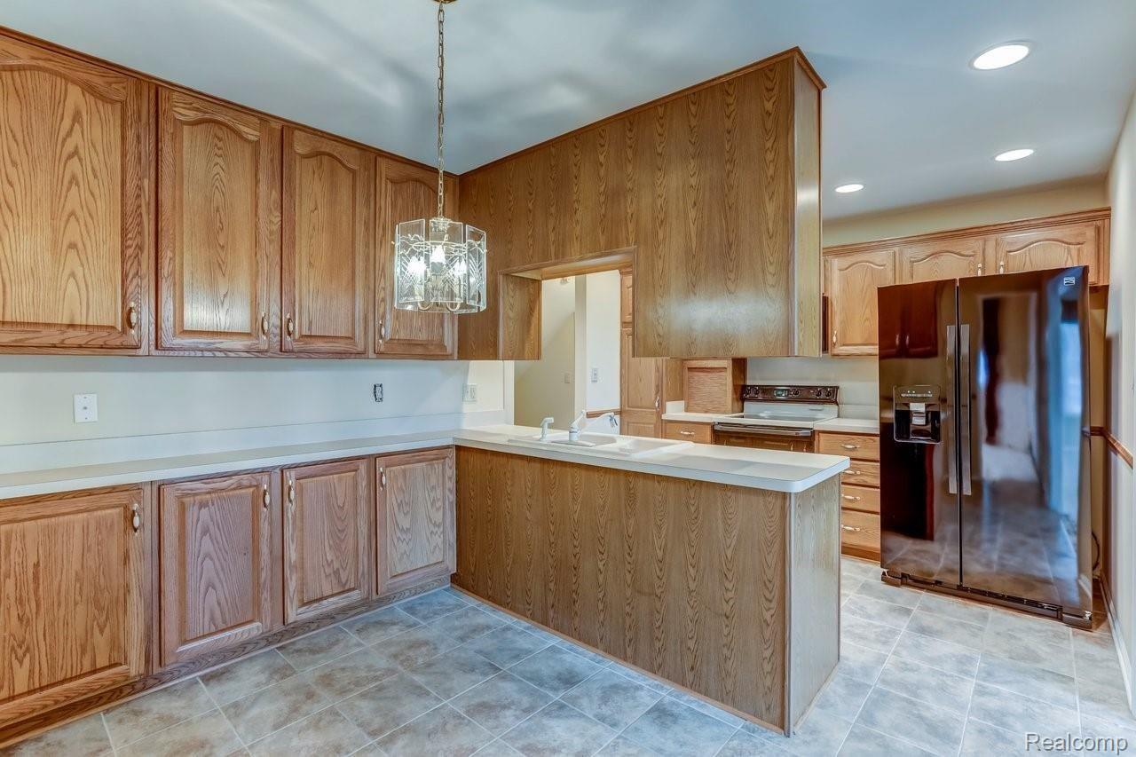 641 Reed Court Northville, MI 48167 - Photo 8 of 32 NICE SIZE BREAKFAST ROOM