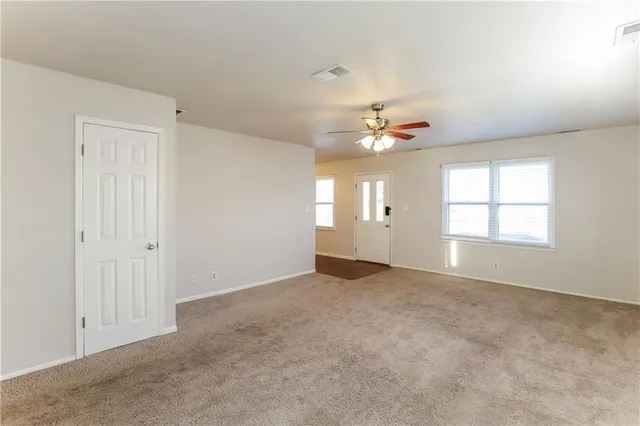 $1,825 | 319 Holiday Drive, Lansing, KS 66043