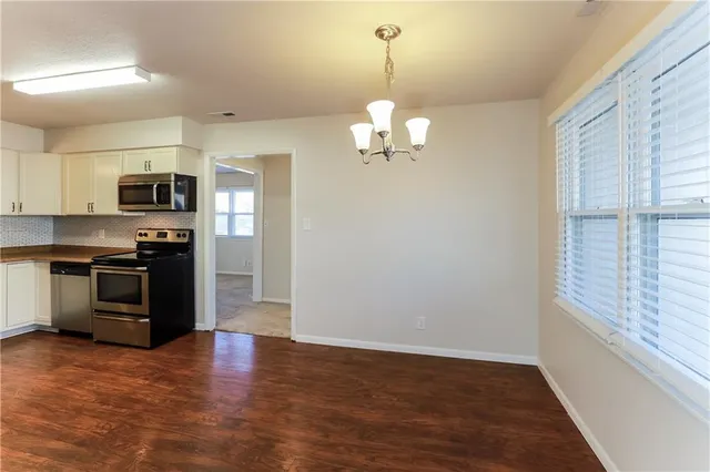 $1,825 | 319 Holiday Drive, Lansing, KS 66043