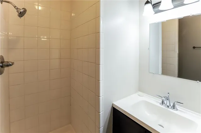 $1,825 | 319 Holiday Drive, Lansing, KS 66043