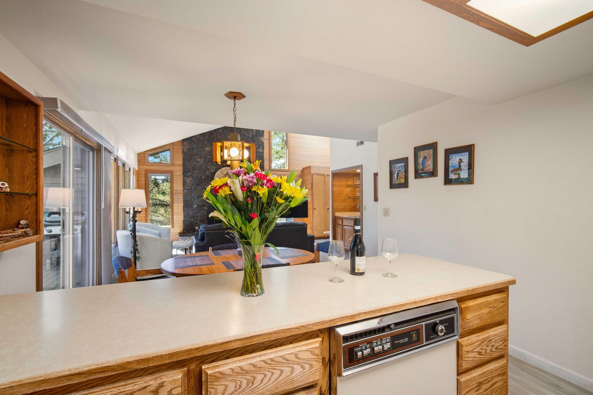 57305 Beaver Ridge Loop, Unit 8 Sunriver, OR 97707 - Photo 11 of 25 a view of living room with furniture and flower pot