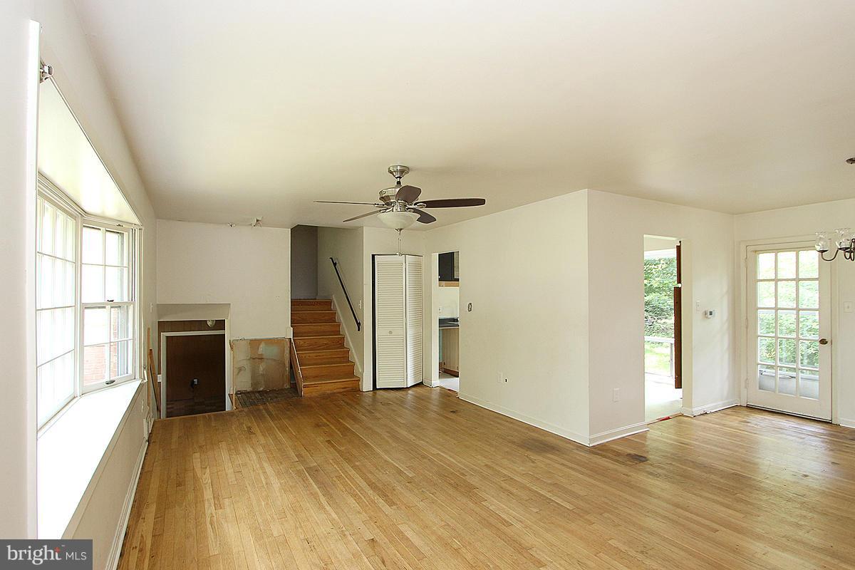 12601 Barbara Road Silver Spring, MD 20906 - Photo 12 of 30 Living Room