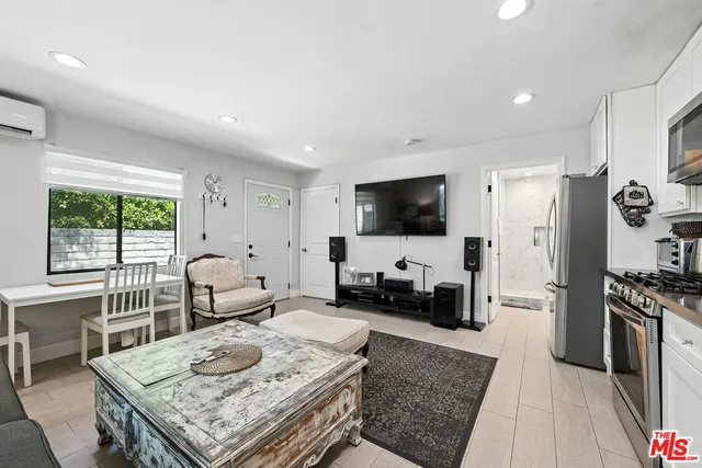 $2,995,000 | 18912 Pasadero Drive, Tarzana, CA 91356