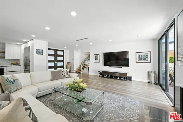 $2,995,000 | 18912 Pasadero Drive, Tarzana, CA 91356