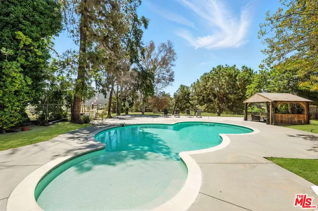 $2,995,000 | 18912 Pasadero Drive, Tarzana, CA 91356