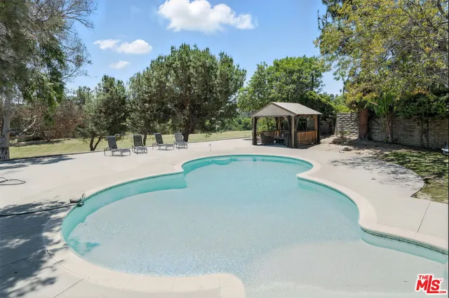 $2,995,000 | 18912 Pasadero Drive, Tarzana, CA 91356