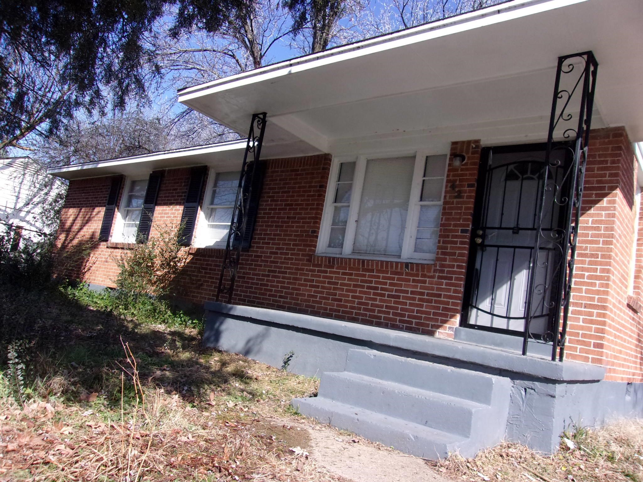 424 Stoneham Road Memphis, TN 38109 - Photo 3 of 13 a front view of a house with a yard