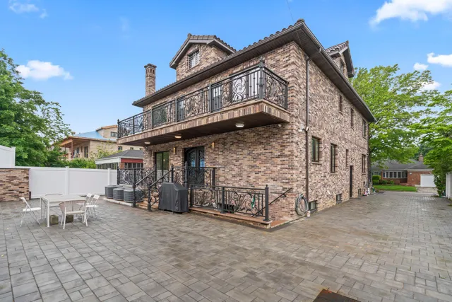 a black and white photo of a picture