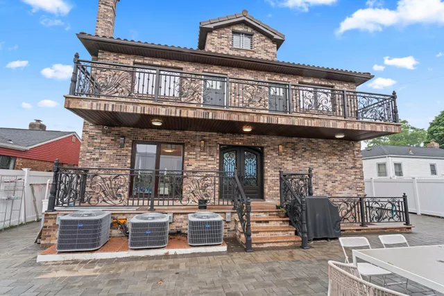 a black and white photo of a living room