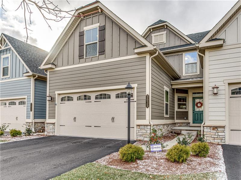 Welcome home to this beautiful townhouse located in the desirable community of Ridge Forest. 