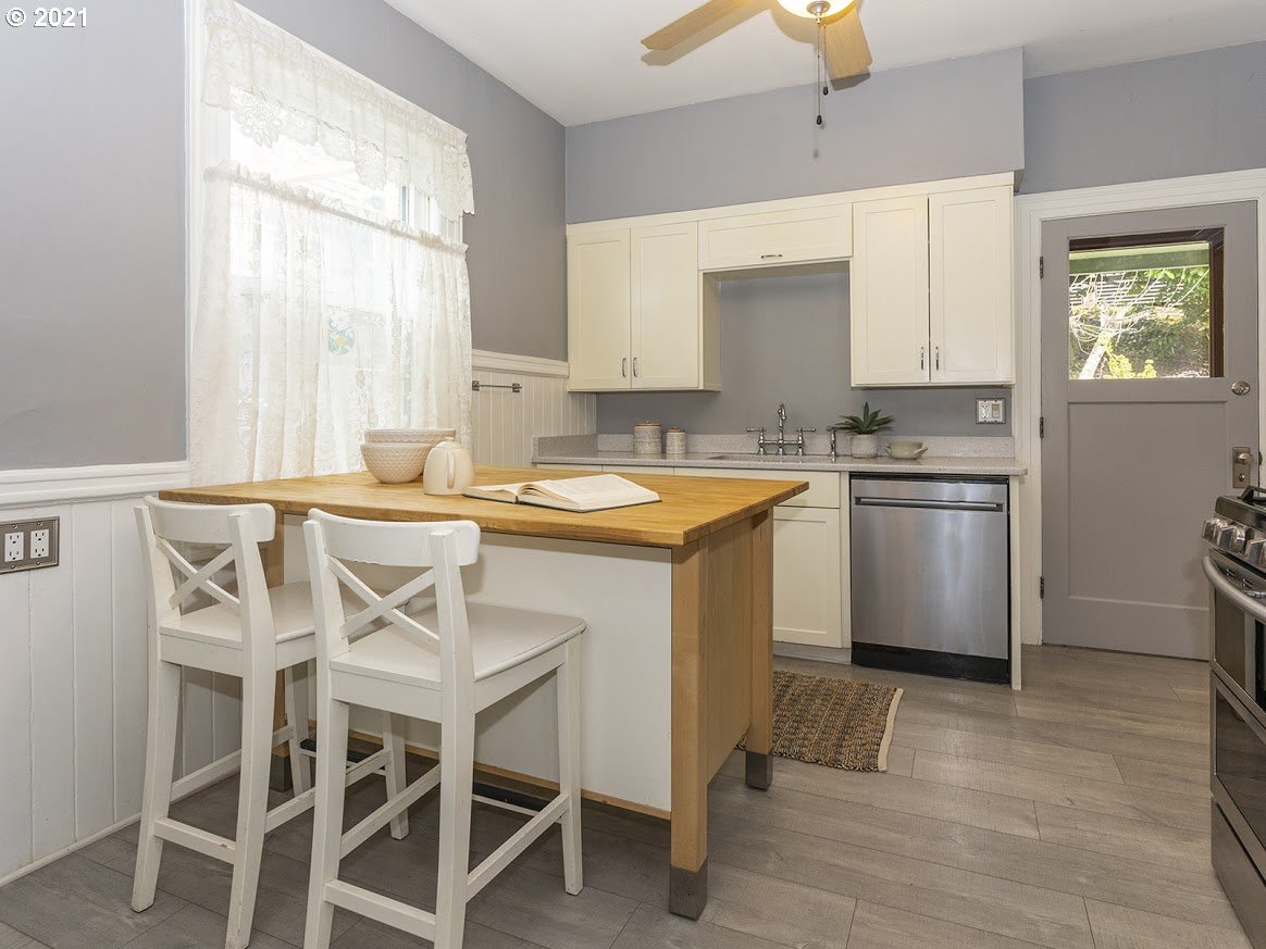 3605 Southwest Condor Avenue Portland, OR 97239 - Photo 15 of 32